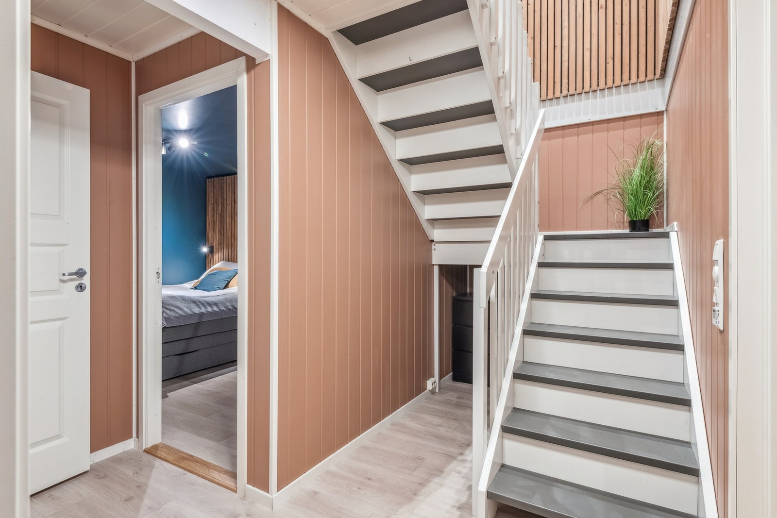 Trapperom/ gang med plass til litt oppbevaring under trappa. Galleribilde