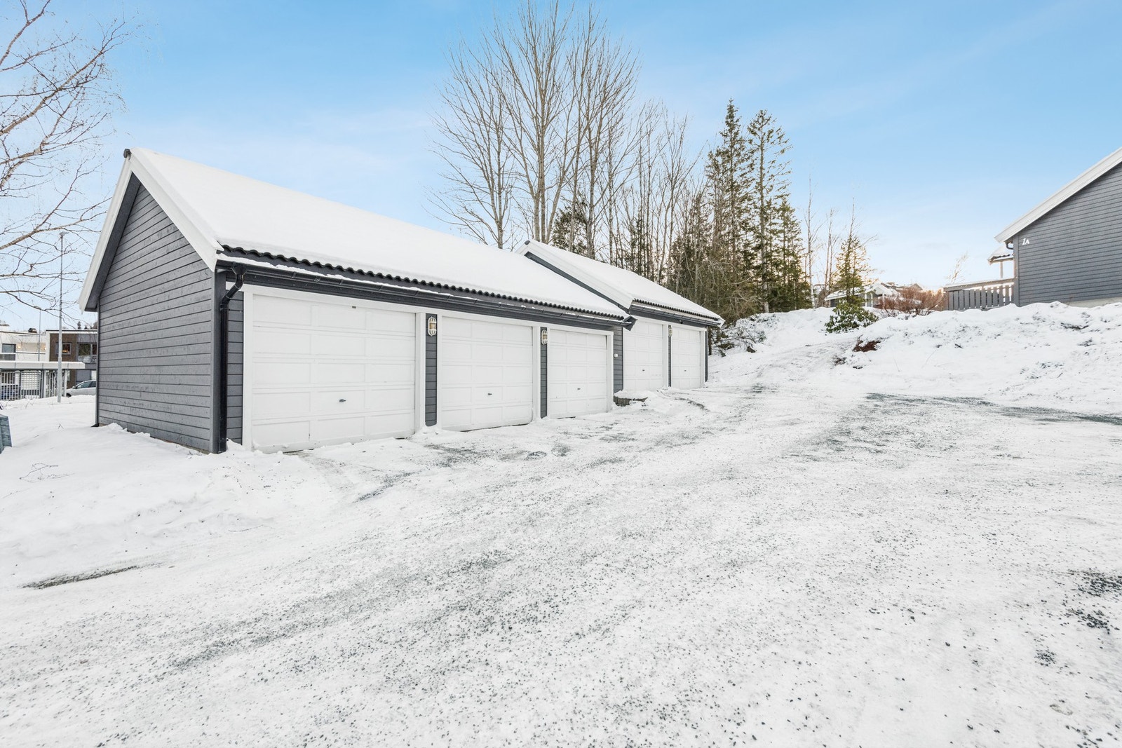 Andelen disponerer en plass i garasje. Det er elbillader i garasjen. Galleribilde