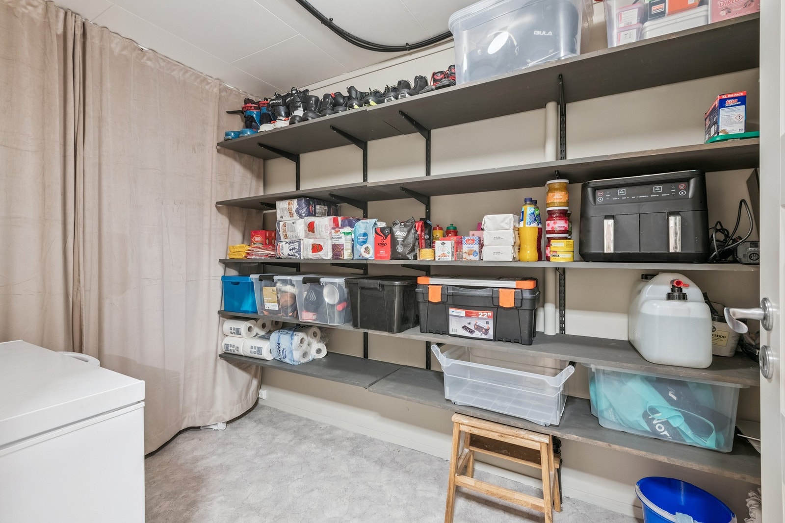 Praktisk bod med masse hylleplass. Galleribilde