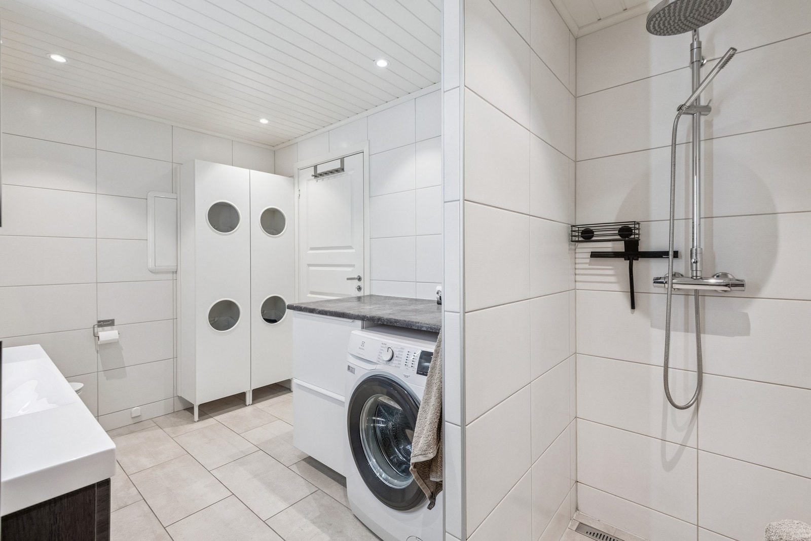 Badet er romslig og lyst med dusjhjørne. Galleribilde