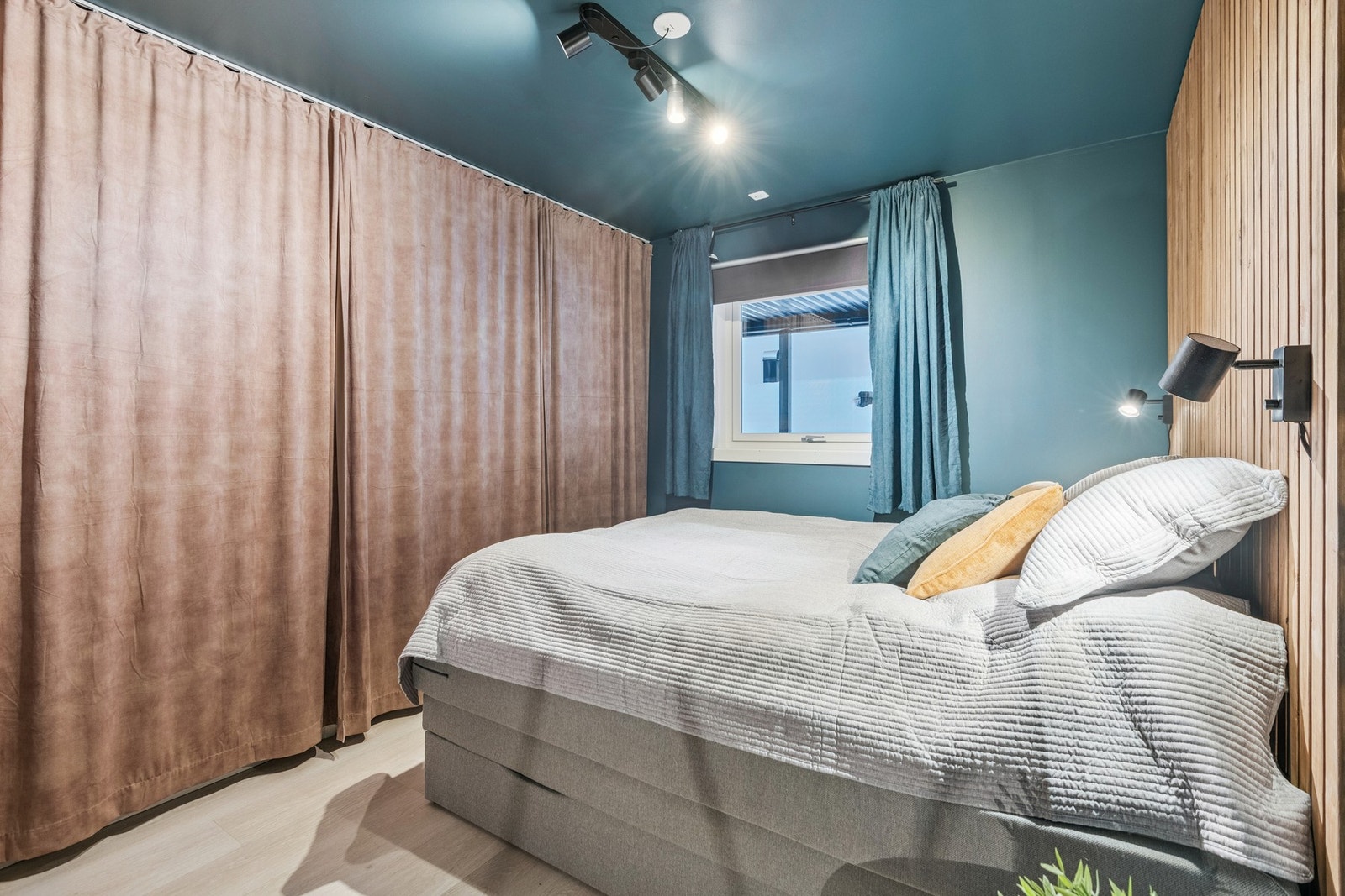 Hovedsoverommet har også godt med garderobeplass. Galleribilde