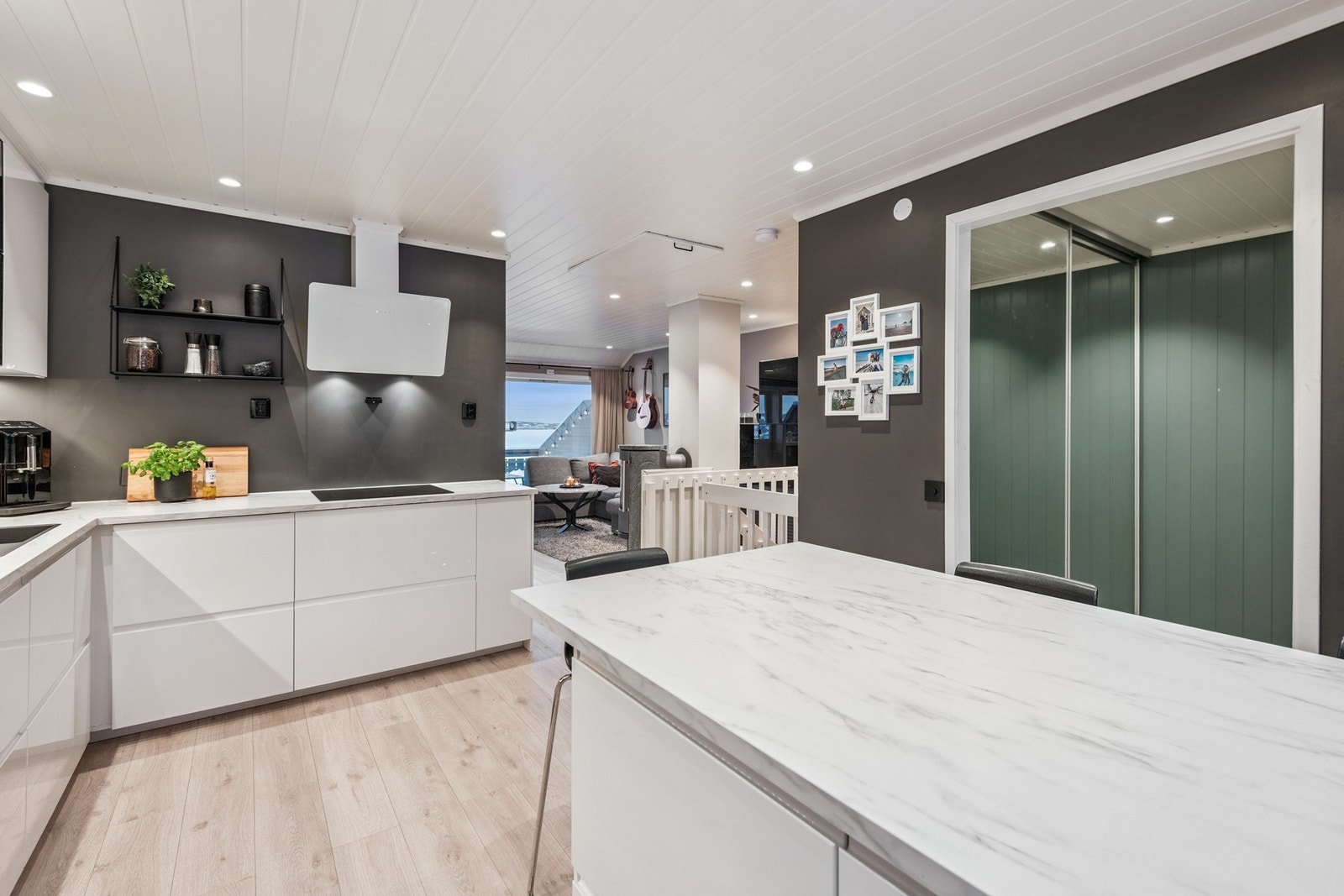 Fra kjøkkenet har man åpen løsning til stue. Galleribilde