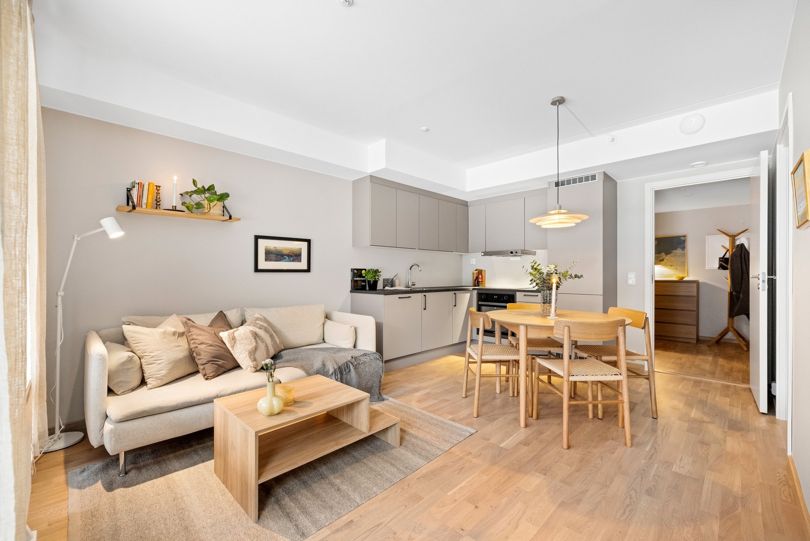 De beige veggene komplimenterer parketten og er gjennomgående i hele leiligheten. Galleribilde