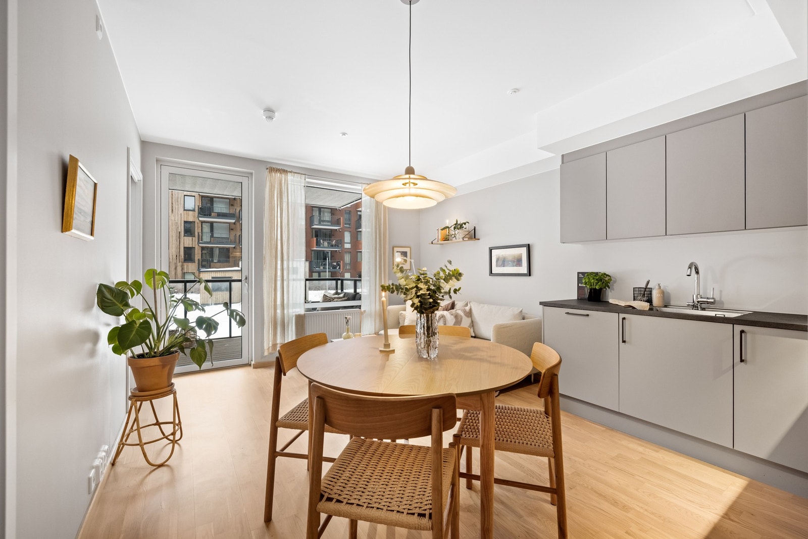 Kjøkkenet sklir sømløst over i stuen som har god plass til en sittegruppe og spisebord. Galleribilde