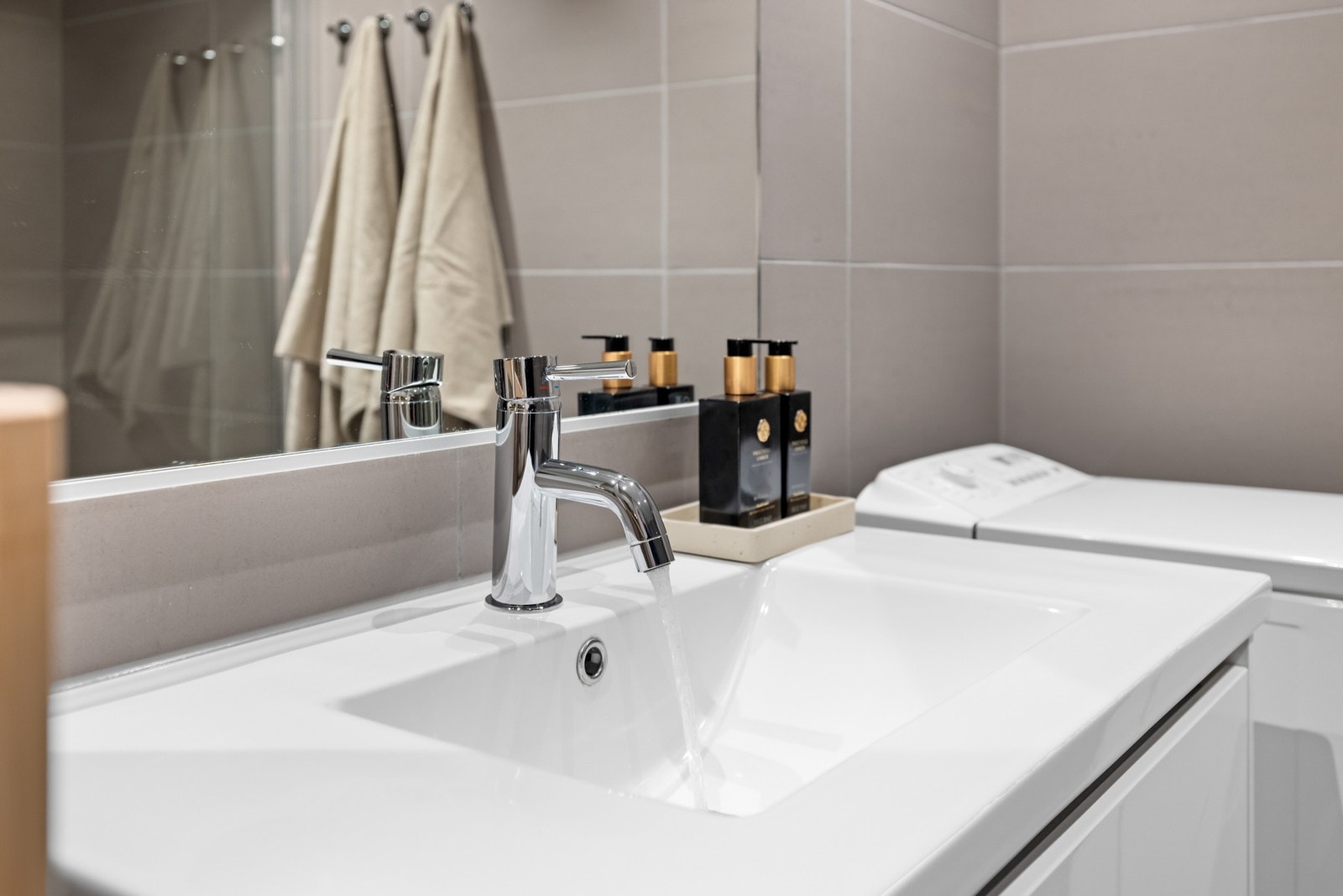 Servanten har ett-greps armatur. Galleribilde