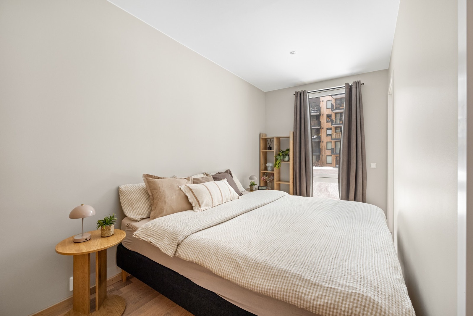 Du har god plass til en stor dobbeltseng med tilhørende møblement. Galleribilde