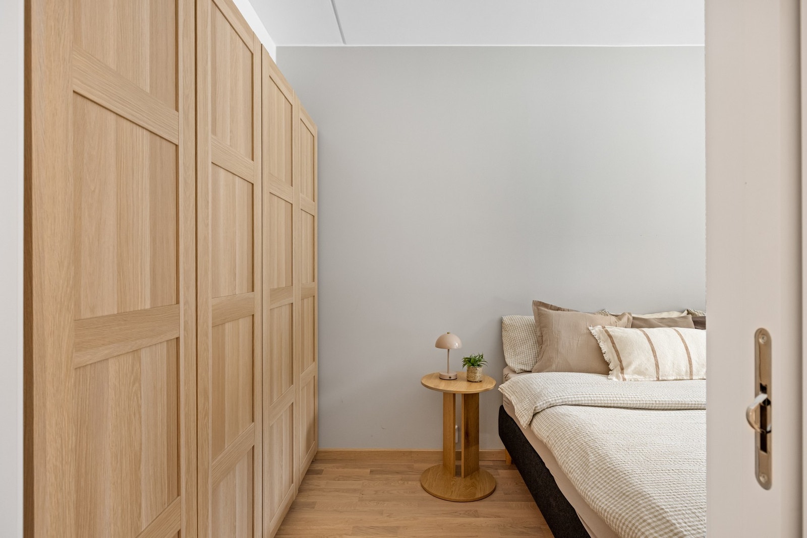 En stor garderobe er montert på soverommet for rikelig med oppbevaringsplass. Galleribilde