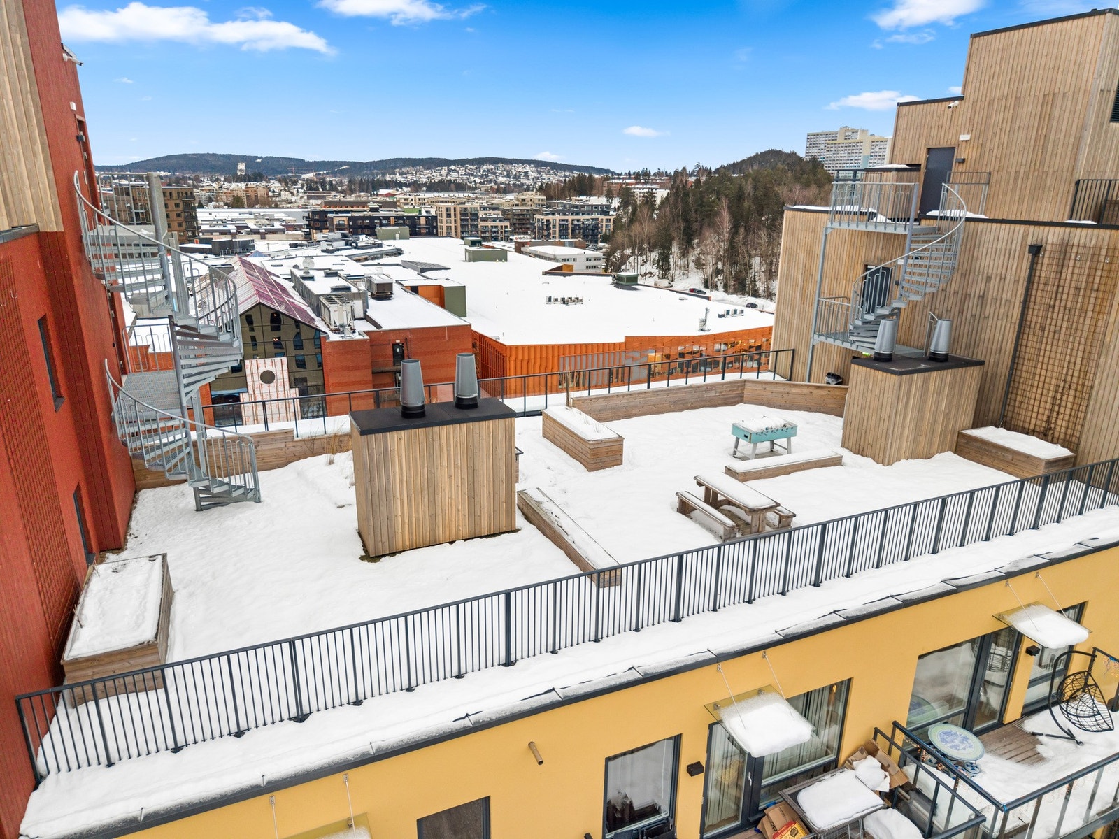 Blokkene gar svært sentral beliggenhet og felles takterrasse. Galleribilde