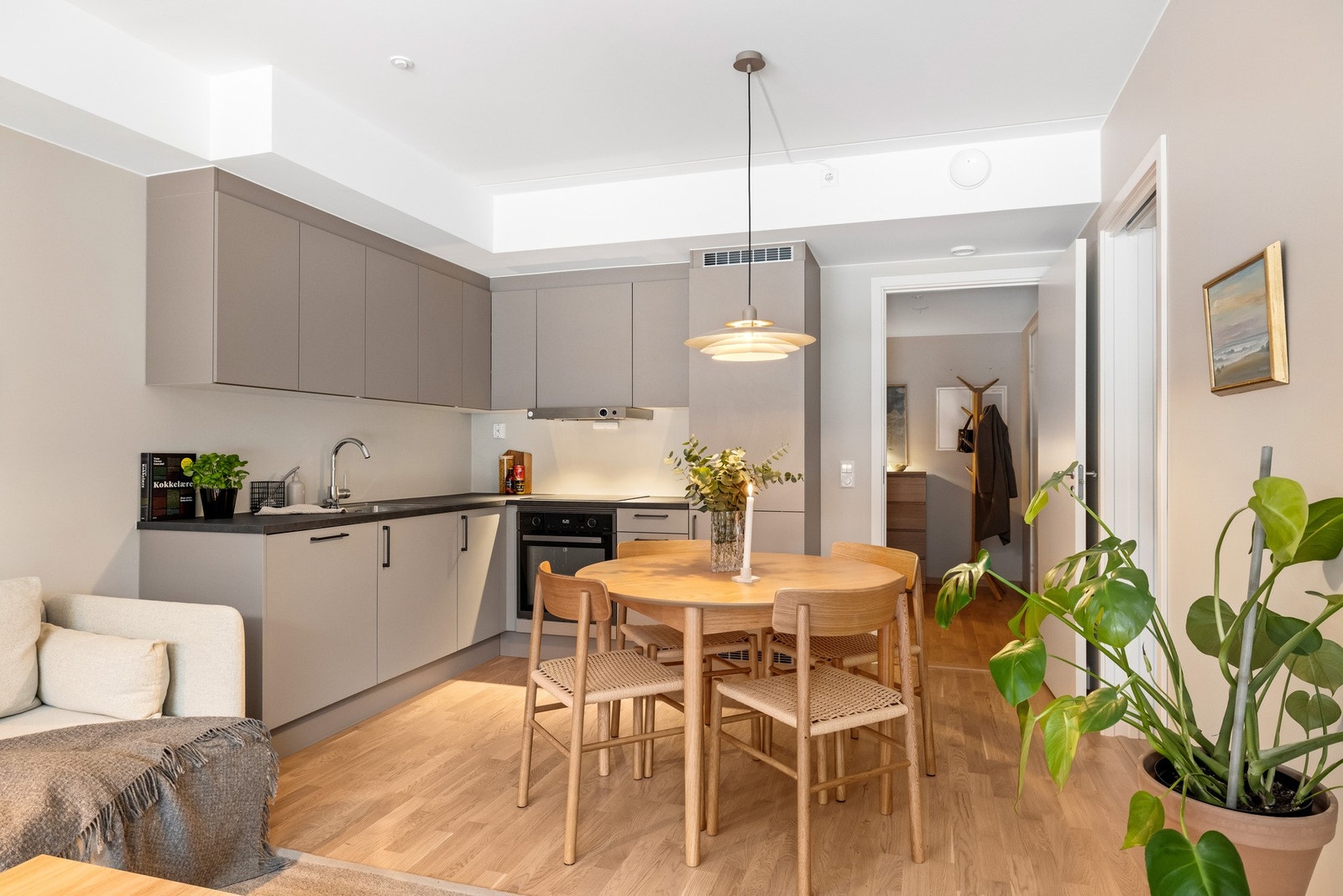 Leiligheten er godt utnyttet og har åpen stue og kjøkkeløsning. Galleribilde