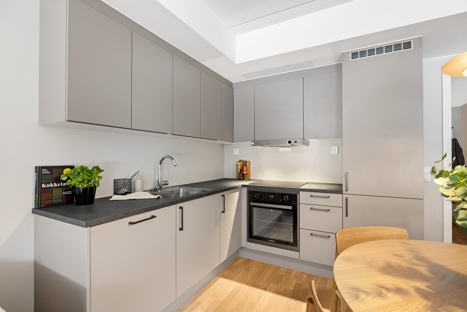 Kjøkkenet er videre utstyrt med platetopp med komfyrvakt, integrert stekeovn, kombinasjonsskap med kjøl og frys og oppvaskmaskin. Galleribilde