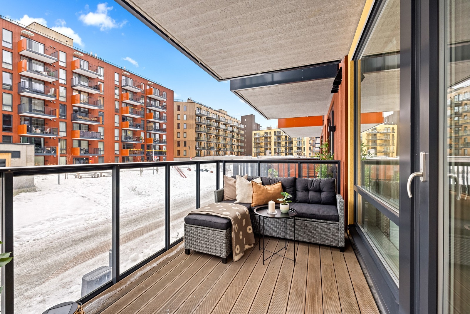 Du har umiddelbar nærhet til både triaden, med shoppingmuligheter og treningssenter, så vel som kollektivtransport med hyppige bussavganger rett på utsiden av døren. Galleribilde