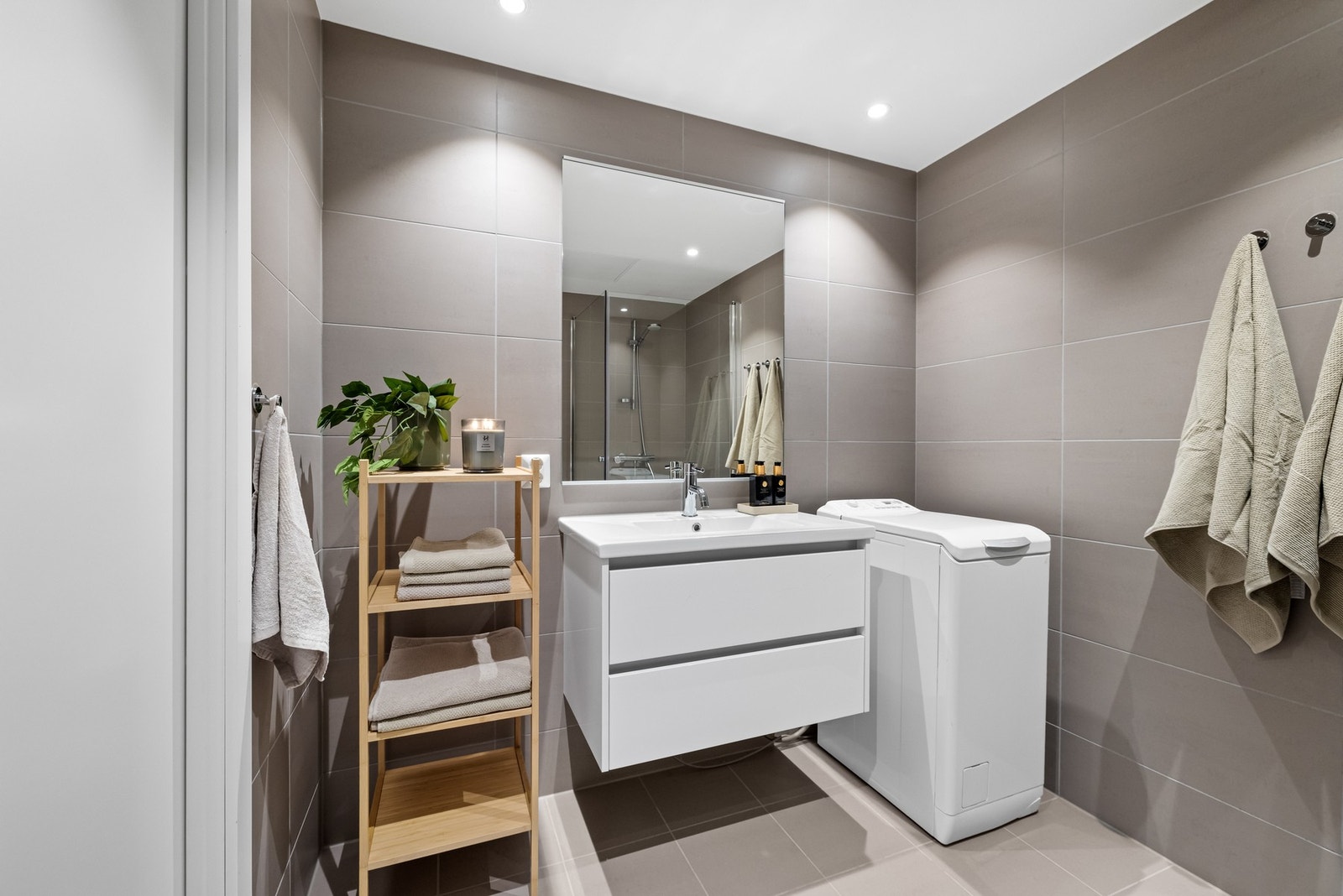 Badet er utstyrt med downlights i taket med dimbar belysning, servantskap med skuffer og overliggende servant. Galleribilde