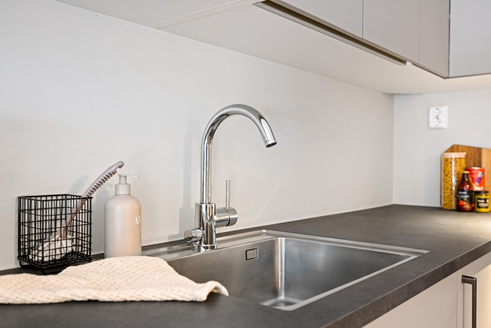 Nedfelt oppvaskkum med ett-greps armatur Galleribilde