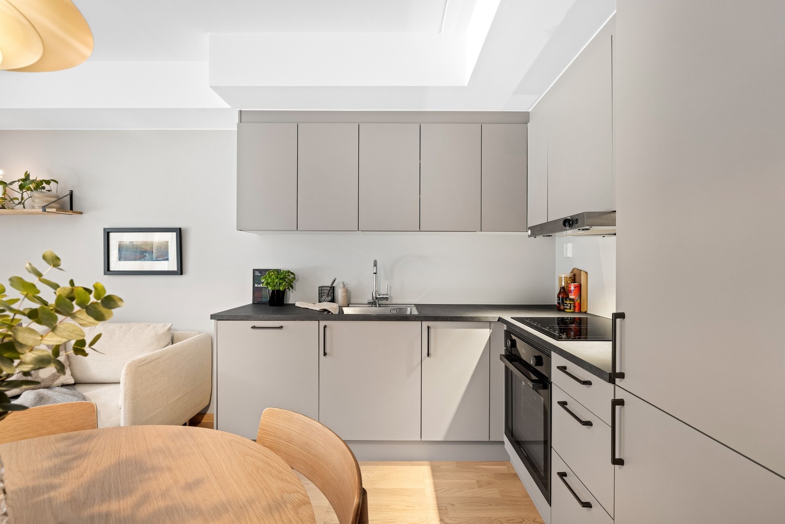 Leiligheten har åpen stue og kjøkkenløsning med plass til både sofa og spisebord. Romslig soverom med stor garderobe og et delikat baderom. Galleribilde