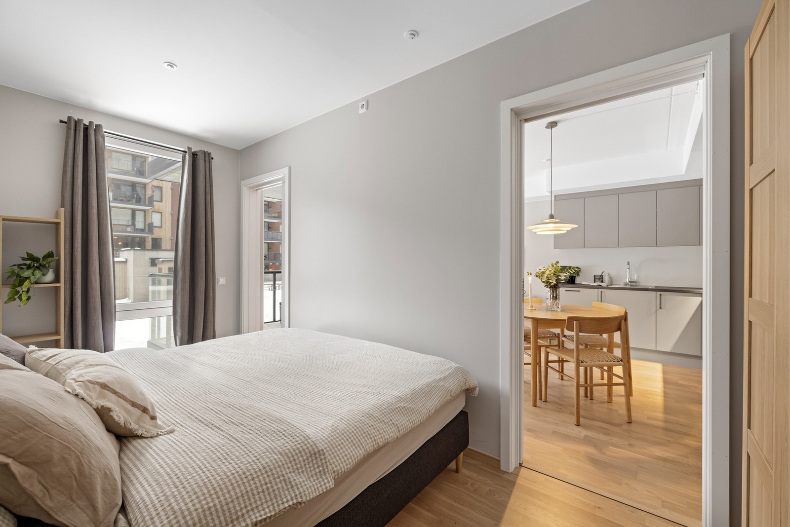 Soverommet er praktisk innredet med egen adkomst på hver side av sengen. Galleribilde