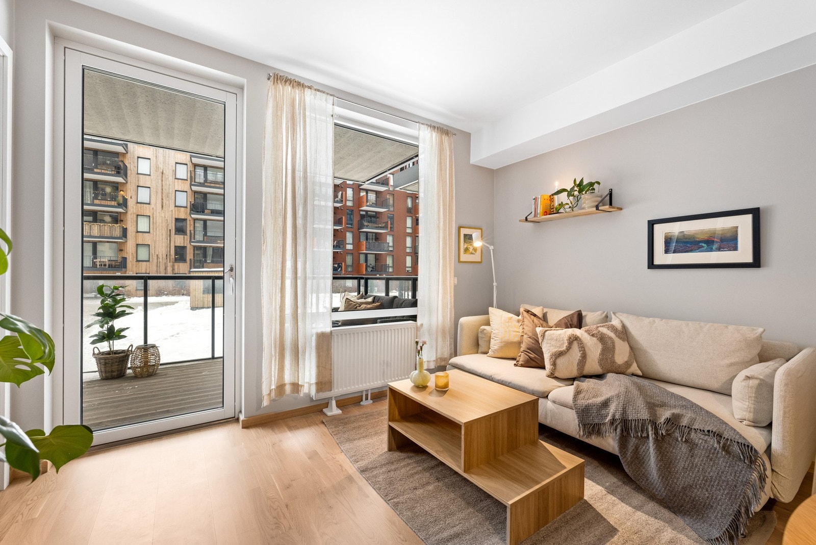 Store vindusflater gir rikelig med lysinnslipp. Galleribilde