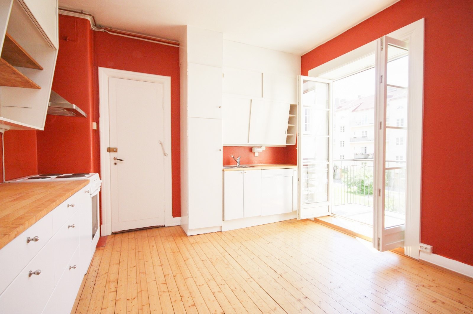 Kjøkken med utgang til balkong og baktrapp Galleribilde