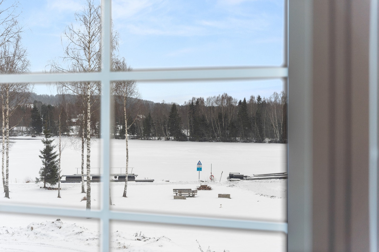 Stuen har flere store vinduer mot syd som sørger for rikelig med naturlig lys, samt åpner opp for den naturskjønne utsikten mot Glomma. Galleribilde