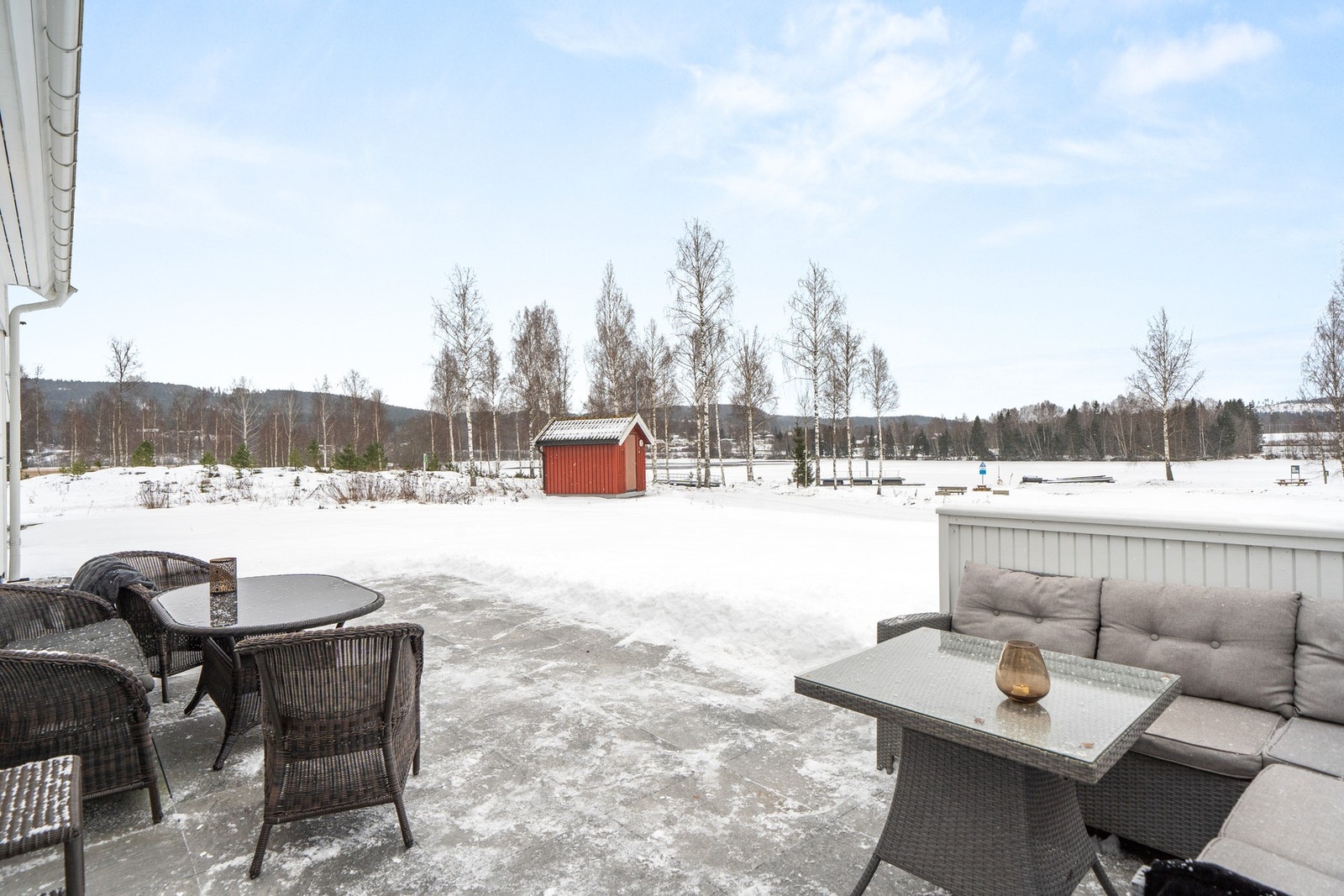 Beliggenheten mot syd sørger for gode solforhold. Dette er uten tvil en skikkelig fin plass på lange og late sommerdager! Galleribilde
