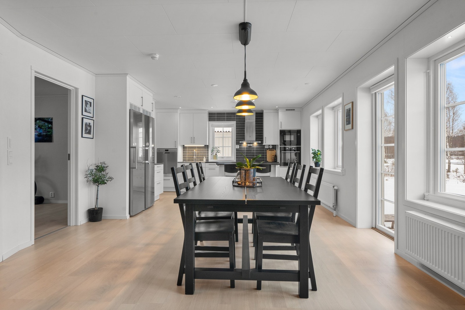 Energieffektiv bolig som holdes god og lun på vintertstid med vannbåren varme til radiatorer via luft-til-vann varmesystem. Nibe-varmesystem som også forsyner boligen med varmtvann. Galleribilde