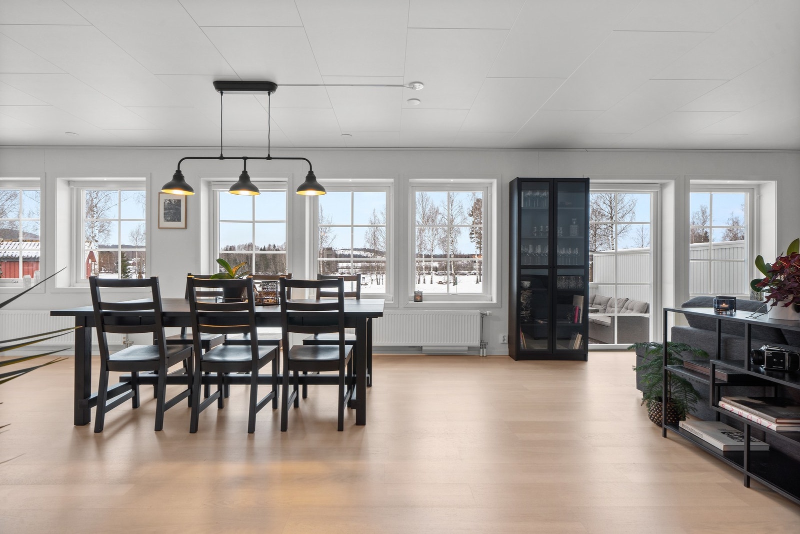 Stuen er det naturlige oppholdsrommet i boligen, og er et stort, lyst og fint rom. Galleribilde