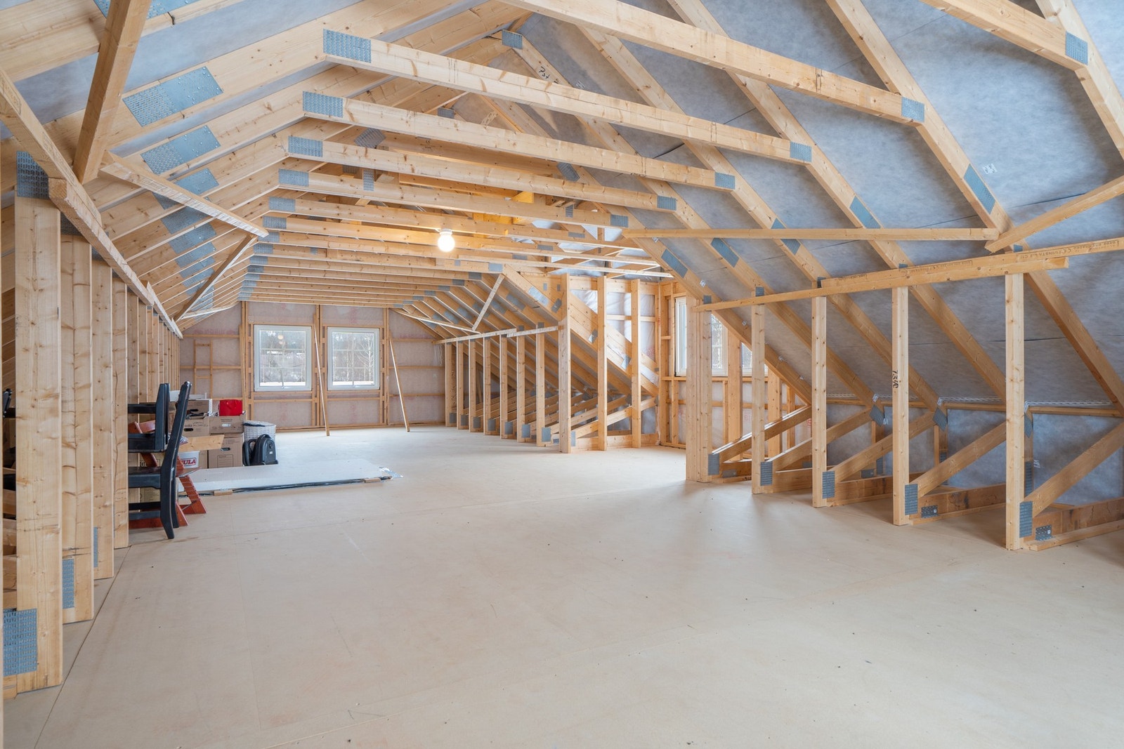 I tillegg er det et stort uinnredet loftsrom som kan innredes etter eget ønske og behov. Loftet har adkomst via innvendig trapp av tre med rekkverk av tre. Galleribilde