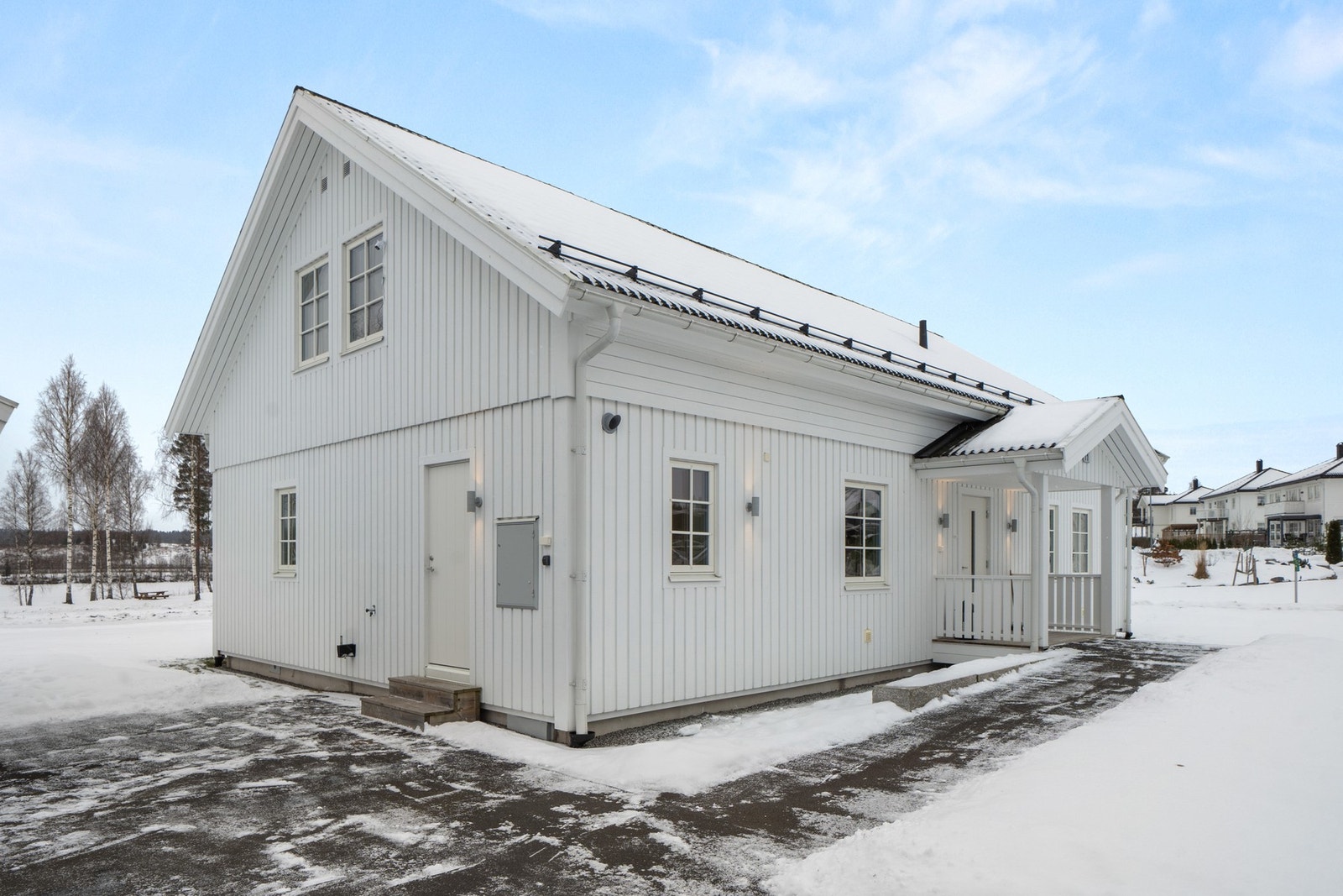 Enebolig fra 2020 levert av Älvsbyhus. Grunning og maling av huset og garasjen ble utført i 2021, og snøfangere ble montert i 2023. Galleribilde