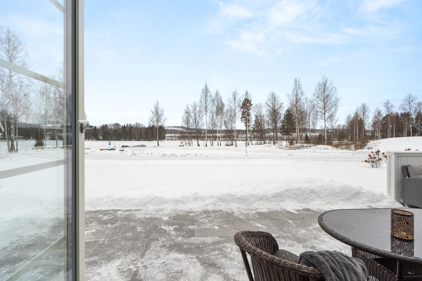 Fra stuen har du utgang til en solrik sydvendt terrasse på ca. 32m² med nydelig utsikt mot Glomma. Galleribilde