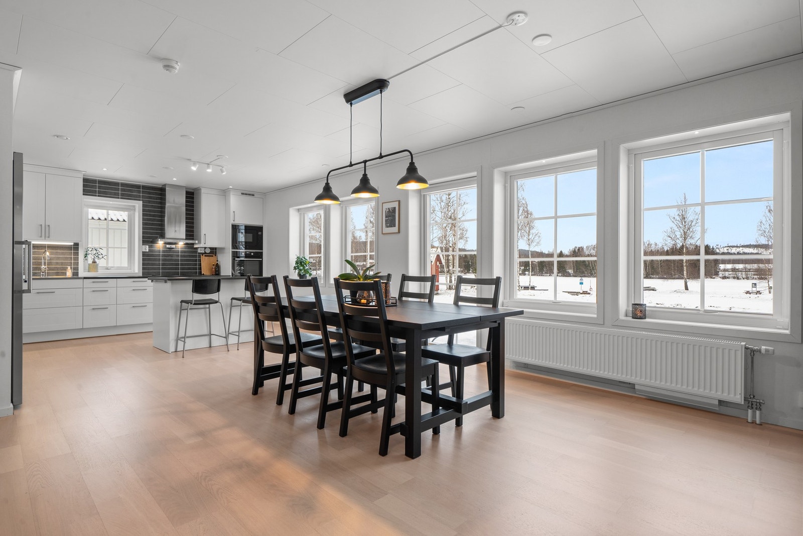 I tilknytning til kjøkkenet er det god plass til et stort spisebord som blir et naturlig samlingspunkt. Galleribilde