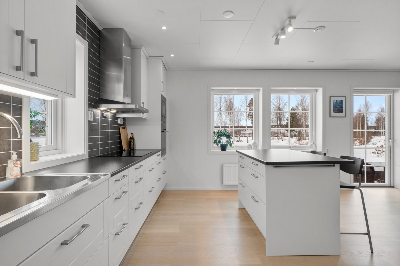 Kjøkkenet er fullt utstyrt med medfølgende integrerte hvitevarer som nedfelt induksjonstopp, stekeovn, mikrobølgeovn, oppvaskmaskin, samt frittstående kjøleskap og fryseskap i nisje. Galleribilde