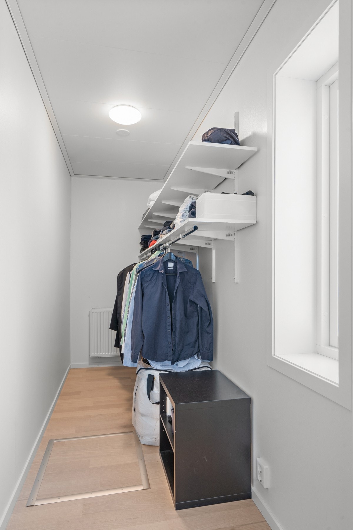Fra soverommet har du adkomst til en praktisk bod som er innredet som et garderoberom. Rommet er innredet med åpen garderobeløsning med hyller og oppheng. Galleribilde