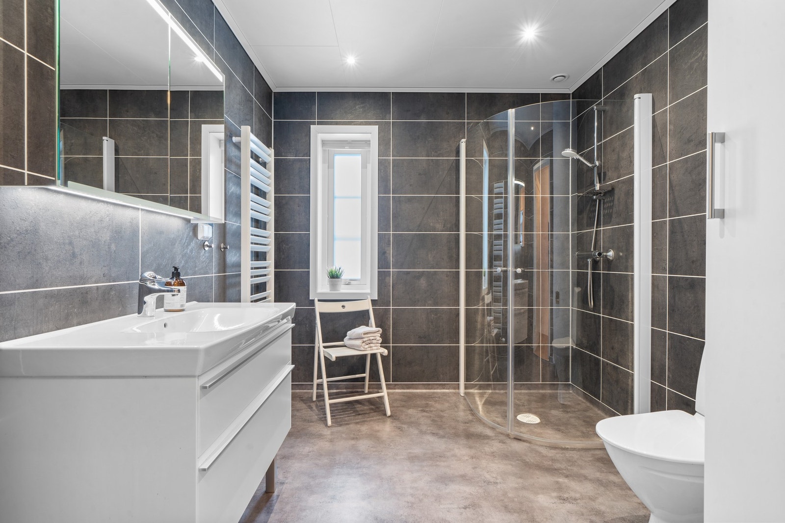 Boligen har et lyst og moderne baderom fra byggeåret 2020. Baderommet har elektrisk gulvvarme, downlights i himlingen og mekanisk avtrekk. Galleribilde