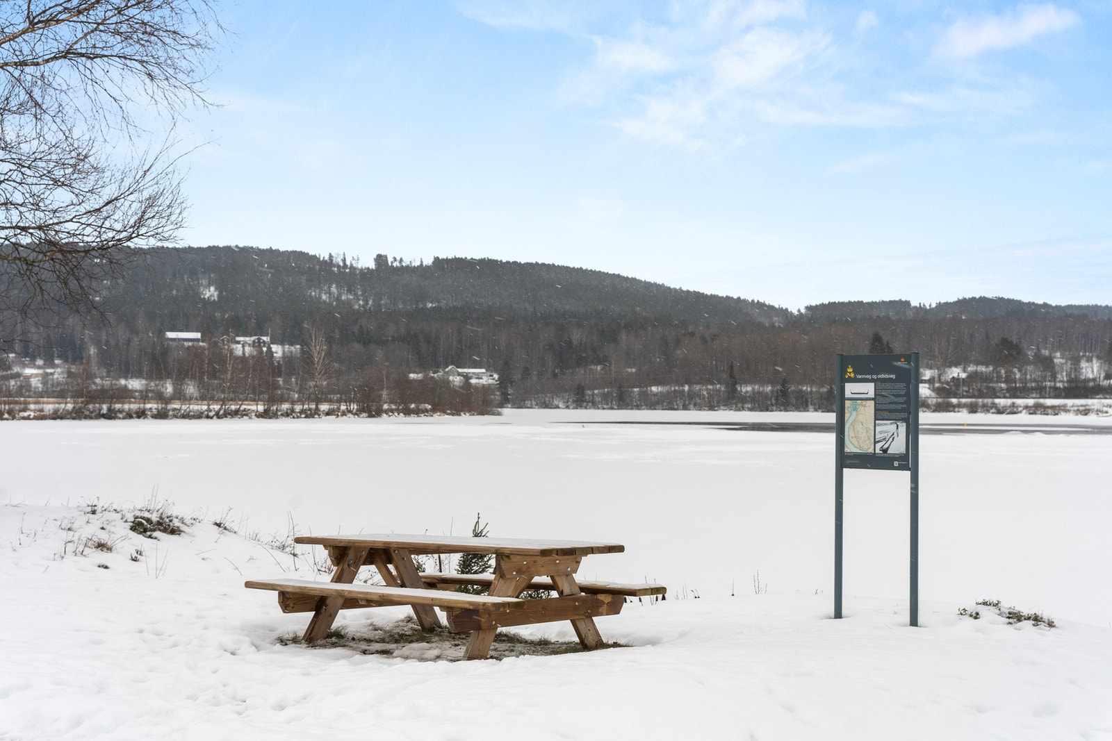 Kort avstand ned til Glomma og det flotte friarealet de disponerer der med bla. bryggeanlegg. Området byr på vakker natur, rekreasjonsarealer og merkede turstier som Oldtidsveien / Den Wingerske Kongevei. Galleribilde