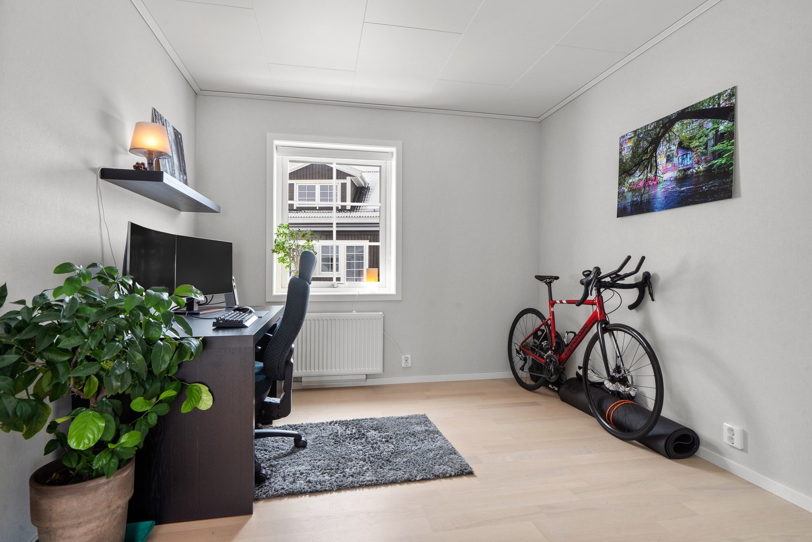 Soverom 2 er et lyst og fint rom av god størrelse. Soverommet har samme gode og moderne standard fra 2020 som resten av boligen. Galleribilde