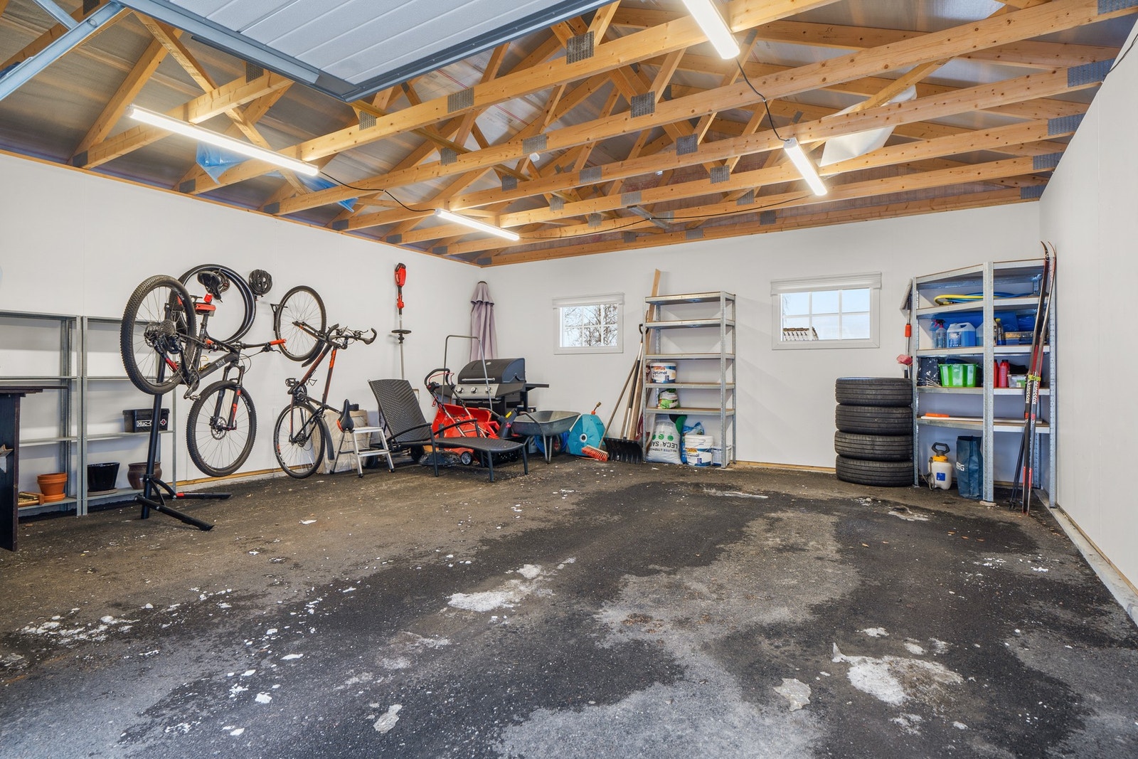 Eiendommen er også bebygd med en dobbeltgarasje på 37m². Det er lagt opp 2 stk. 16A kurser med stikkontakter. Taklamper koblet til bevegelsessensor i garasjen. Galleribilde