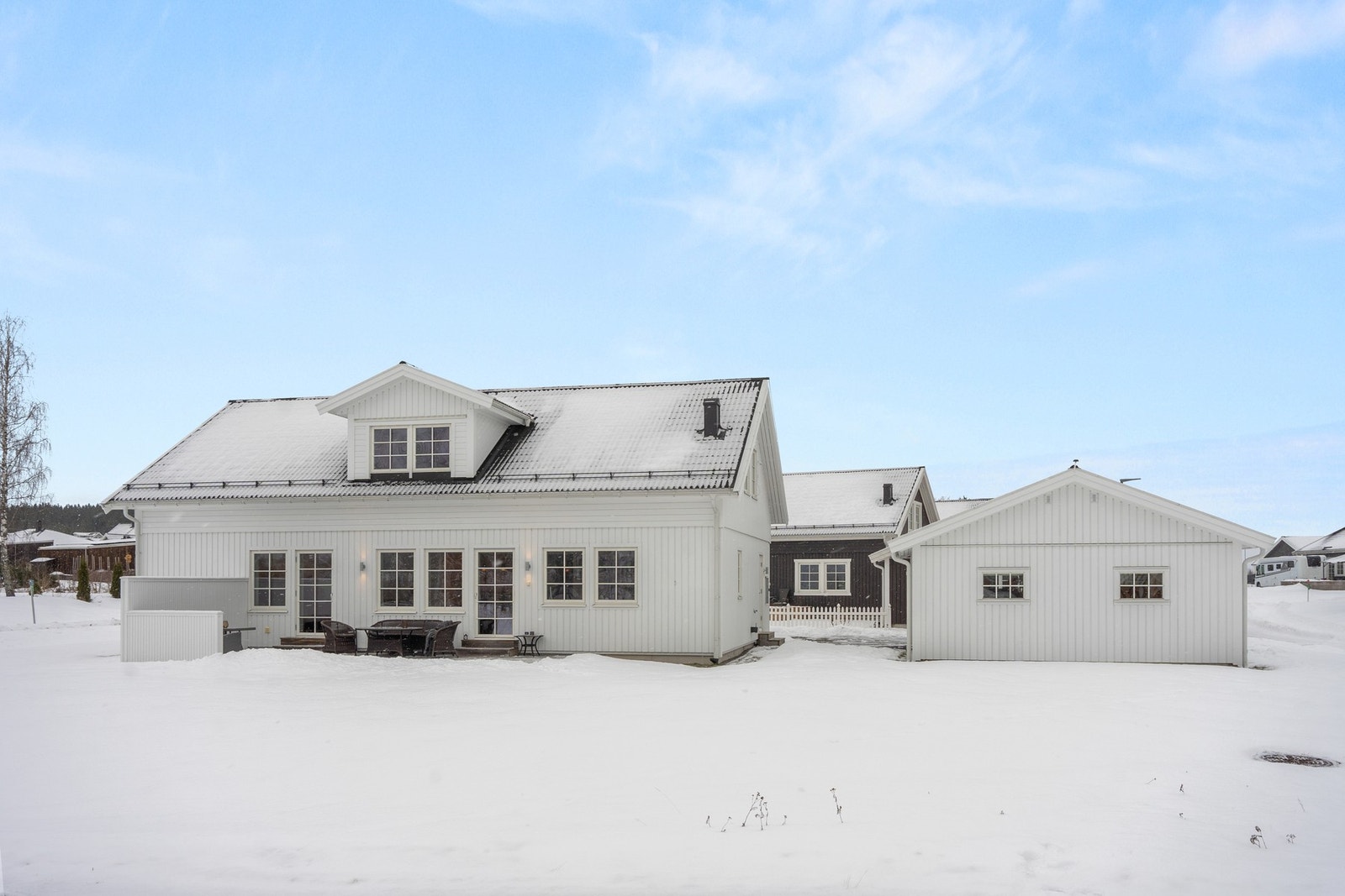 En solrik og flott eiendom som er bebygd med en enbolig fra 2020 og en dobbelgarasje fra 2020. Galleribilde