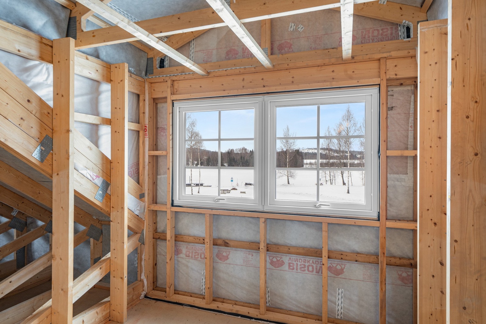 Loftsrommet har sponplater på gulv og synlige taksperrer. Galleribilde