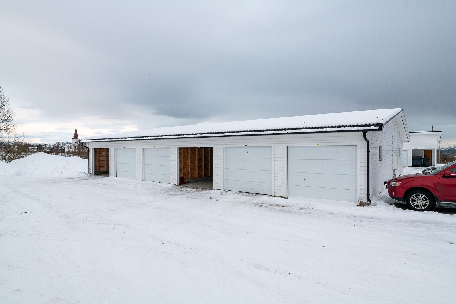 Det medfølger egen garasjeplass i felles garasjerekke. Galleribilde