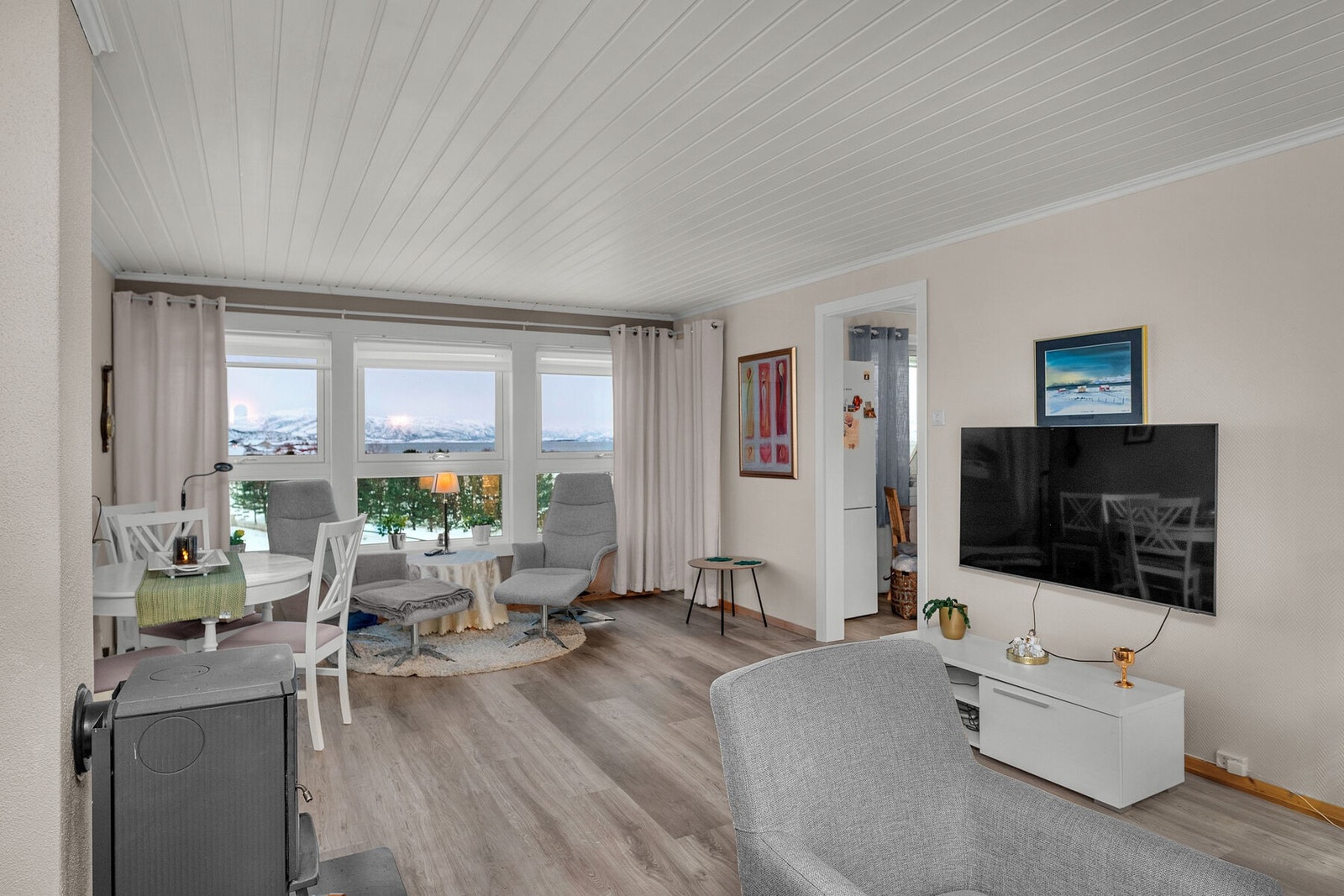 Fra stuen er det adkomst til kjøkkenet. Galleribilde