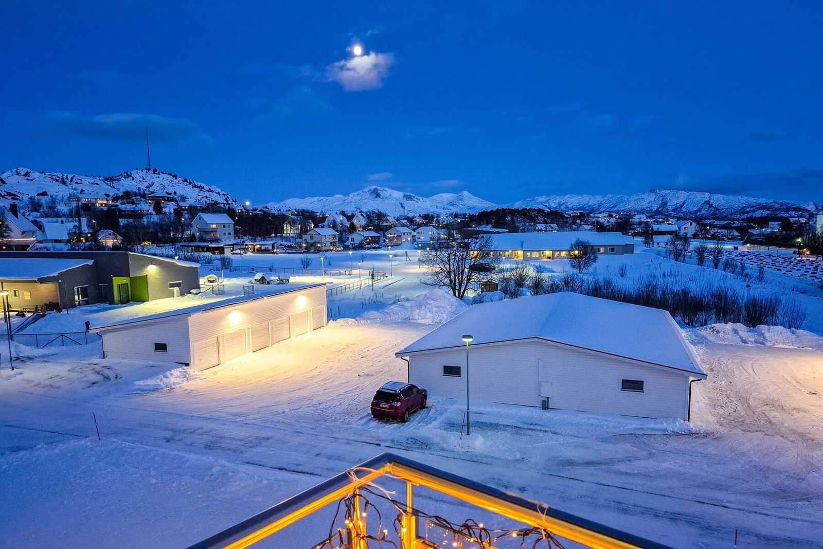 En vakker vinterdag i "blåtimen". Bilde tatt av selger. Galleribilde