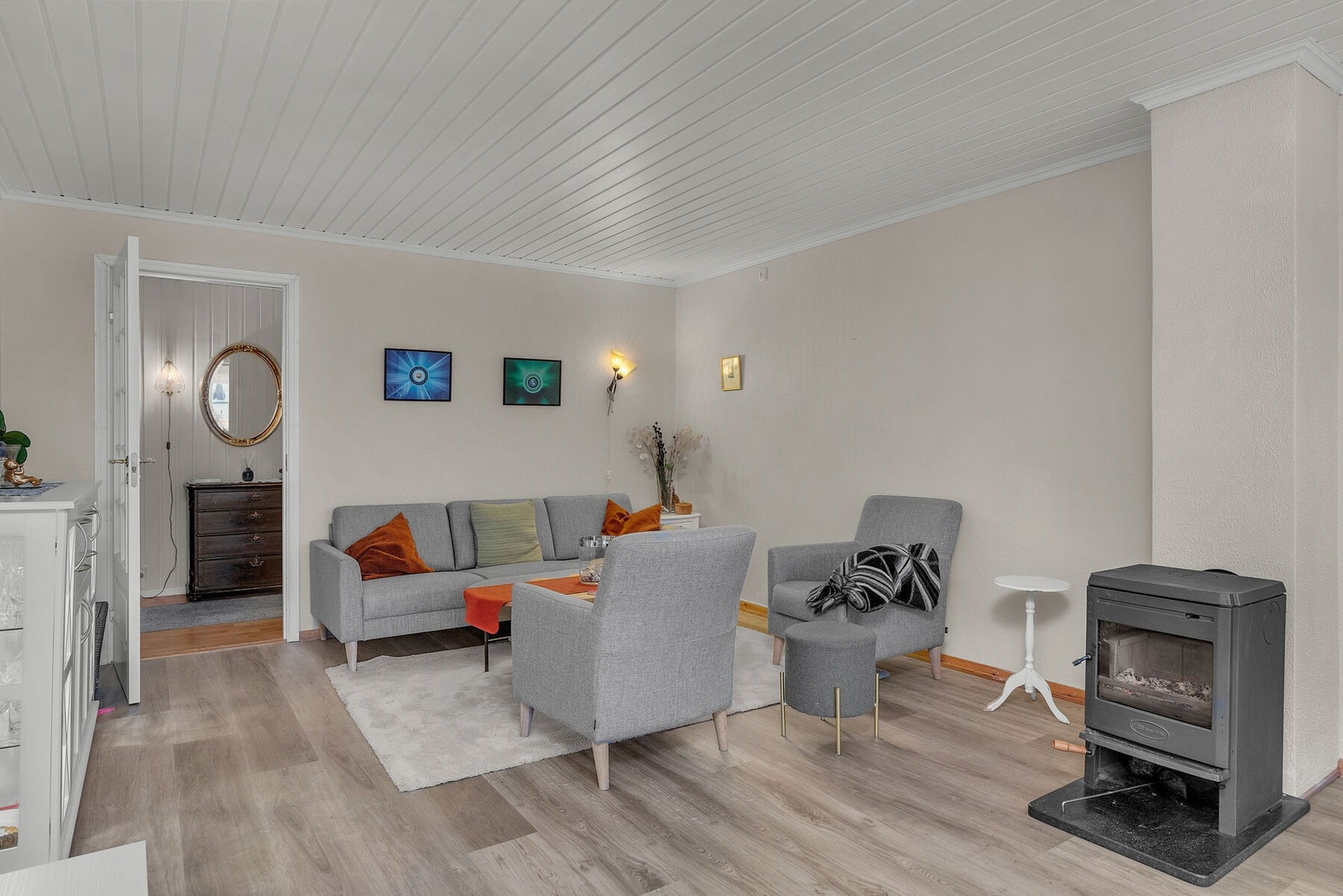 Stuen har tidløse overflater som gjør møbleringen enkel til enhver stil. Galleribilde