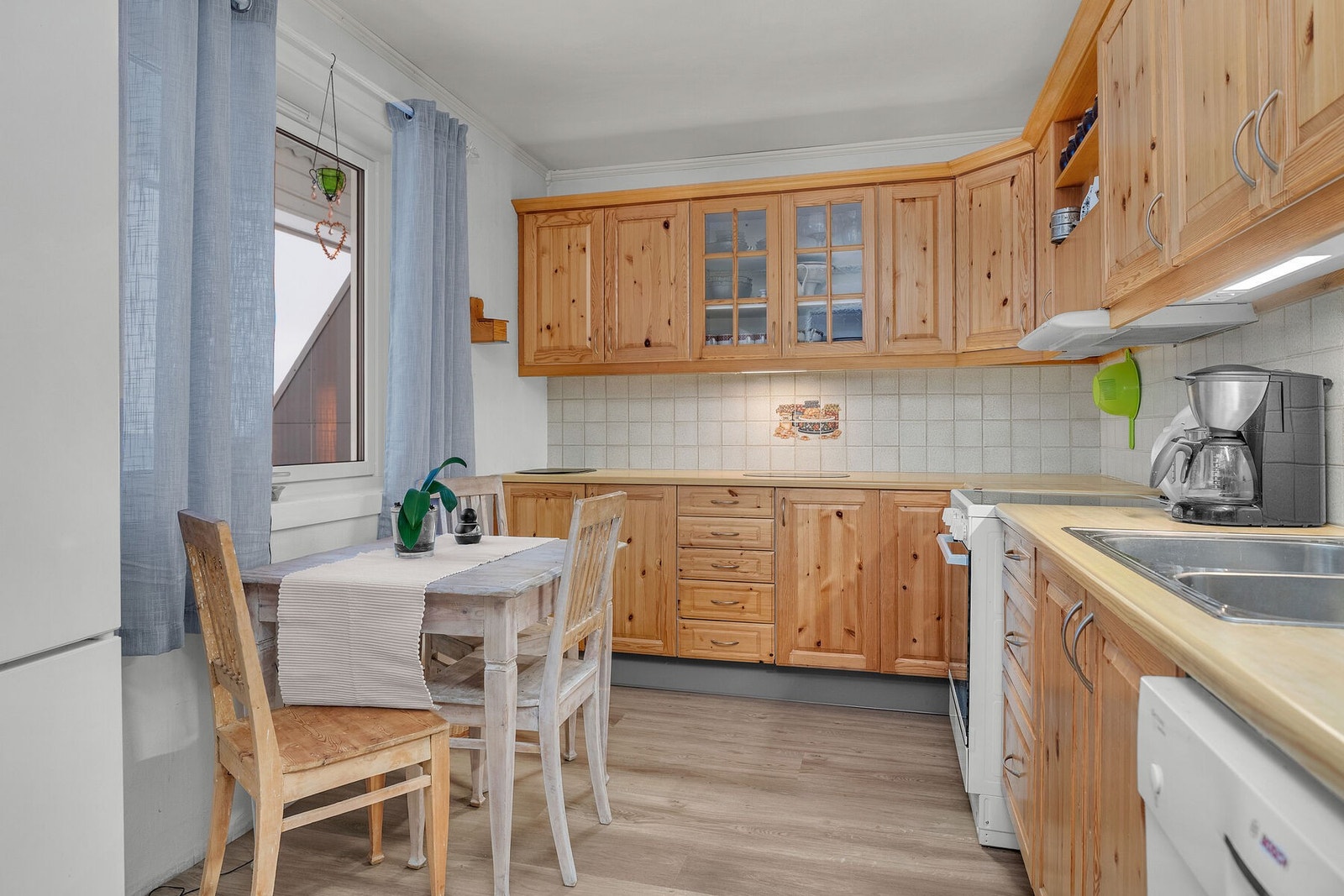 Kjøkken med plass til spisebord. Galleribilde