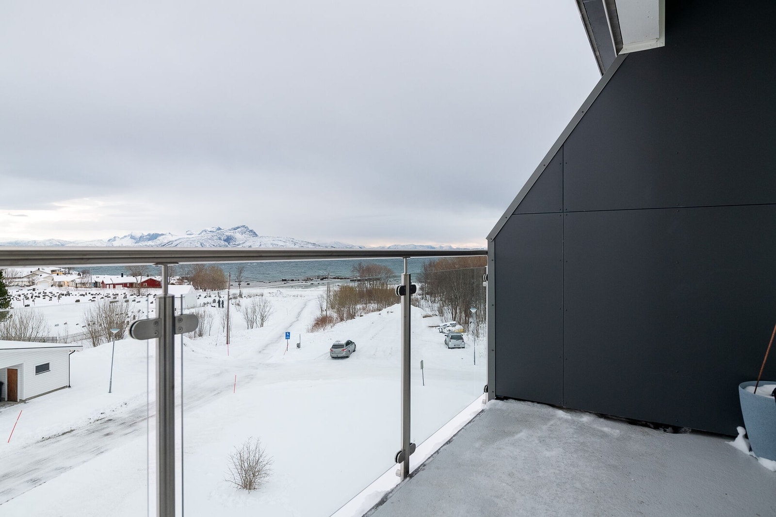 Balkongen byr på herlig formiddagssol, og nydelig utsikt mot sjø, fjell og omgivelsene. Galleribilde