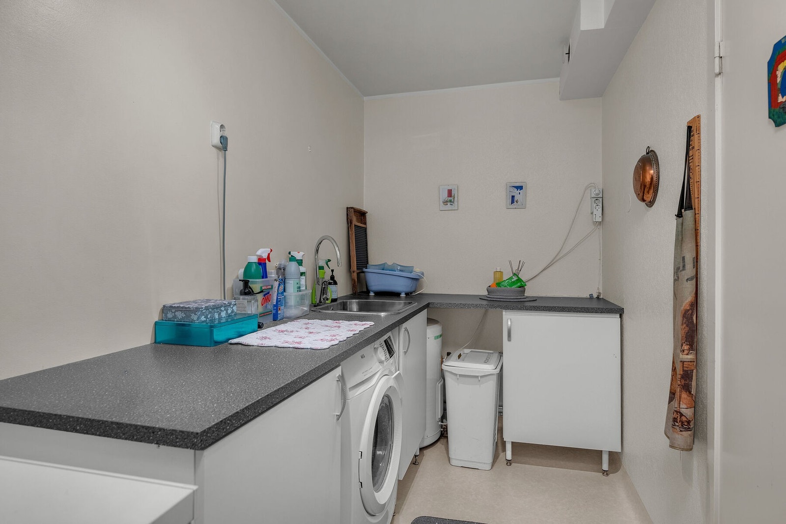 Praktisk med separat vaskerom. Herfra er det videre adkomst til badet. Galleribilde