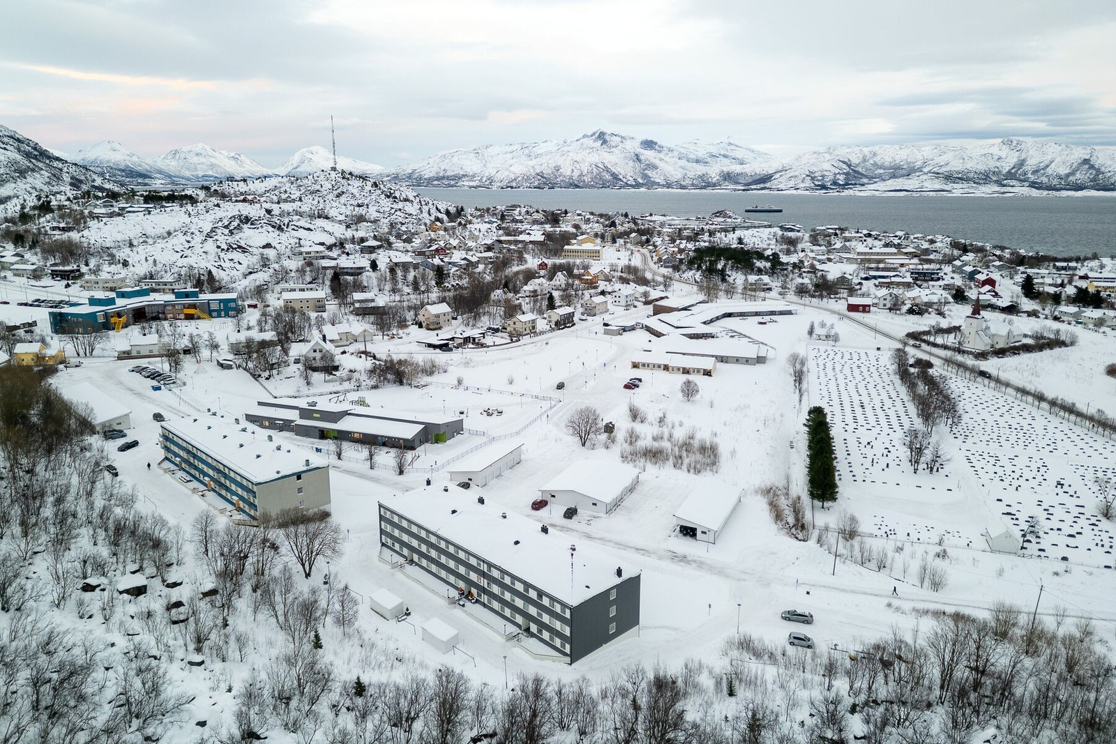 Her bor du i et sentrumsnært, men samtidig rolig og familievennlig område i Lødingen med kort gangavstand til det meste av hverdagsfasiliteter. Galleribilde