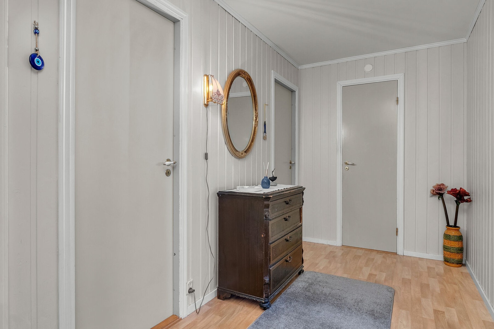 Entréen gir adkomst til leilighetens tre soverom, vaskerom og bad, samt og stue og kjøkken. Galleribilde