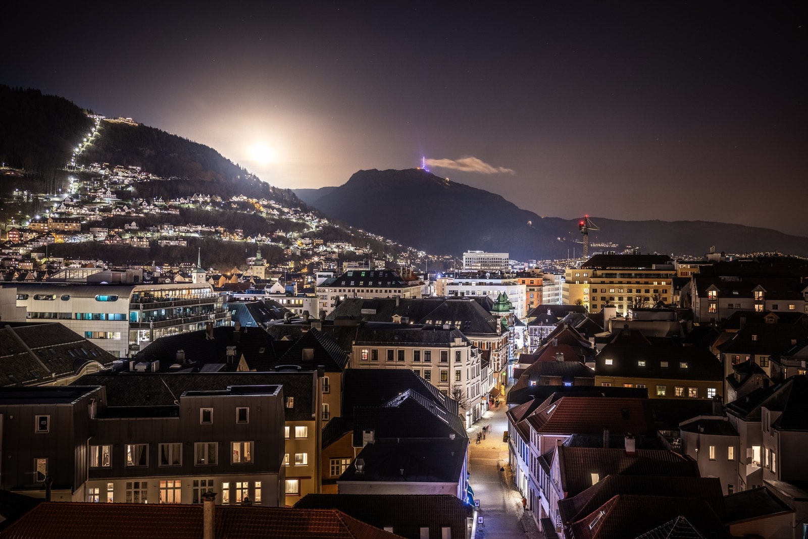 Byen viser seg fra sin mest stemningsfulle side når kvelden senker seg over sentrum og byfjellene lyser i bakgrunnen Galleribilde