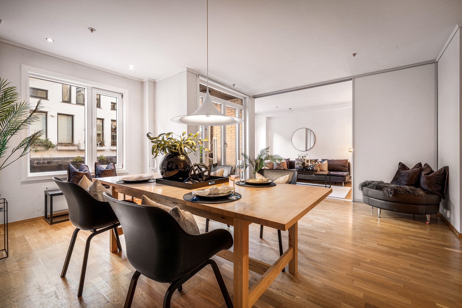 Stuen er inndelt i flere soner, og med tredelt skyvedør kan rommet enkelt deles av til egen sosial sone, eksempelvis TV-stue eller gjesterom Galleribilde