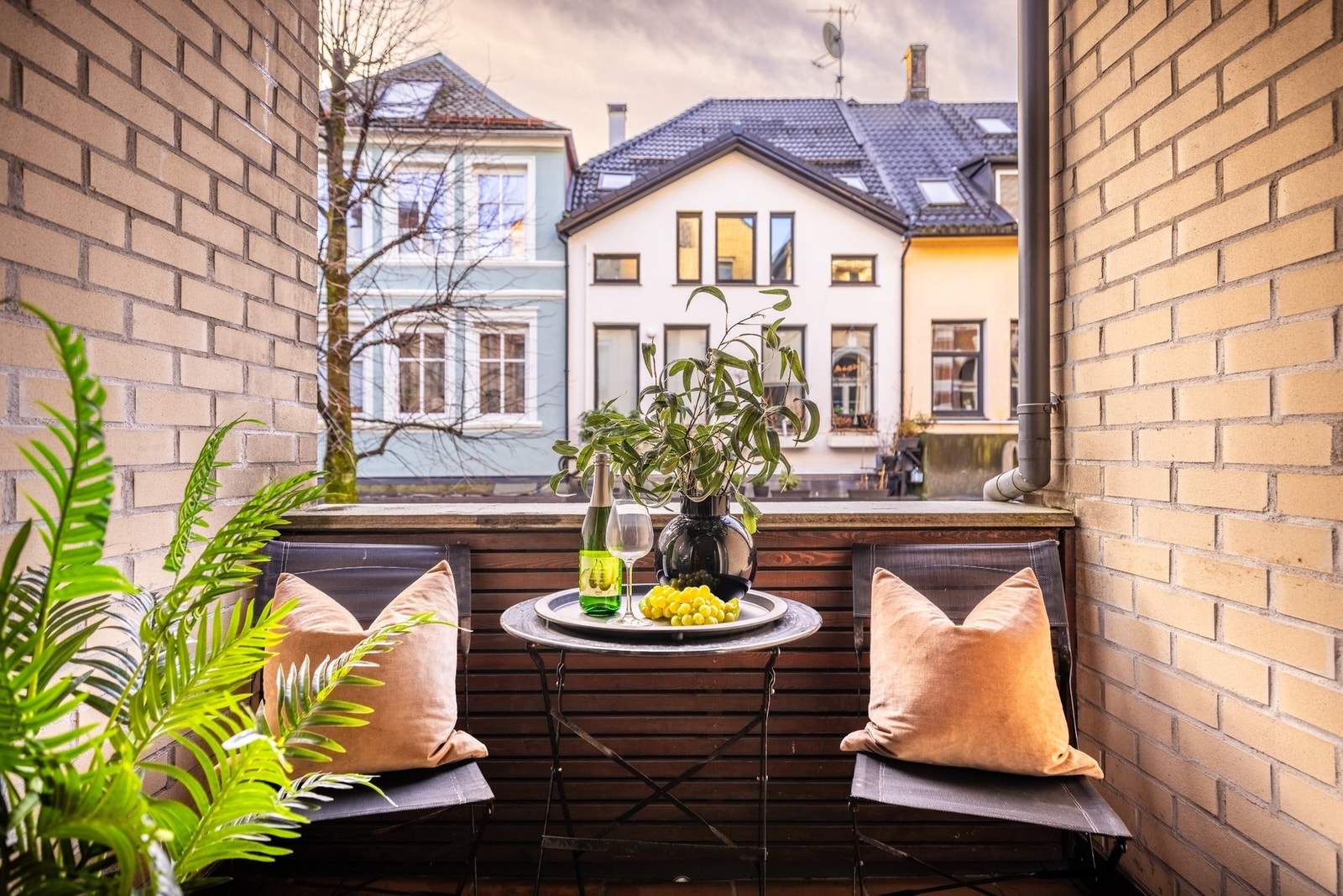 En hyggelig uteplass som gir et avbrekk fra bylivet, balkongen er vestvendt og har gode solforhold om sommeren Galleribilde