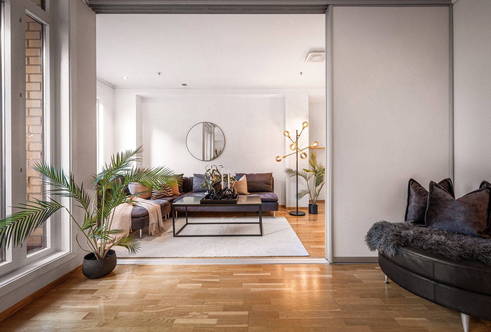 Legg merke til den gode takhøyden som gir rommet en luftig og åpen romfølelse Galleribilde